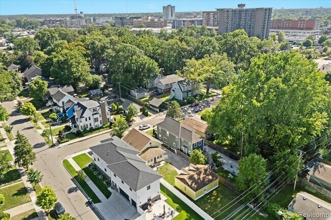 Building Photo - 423 Pingree Blvd