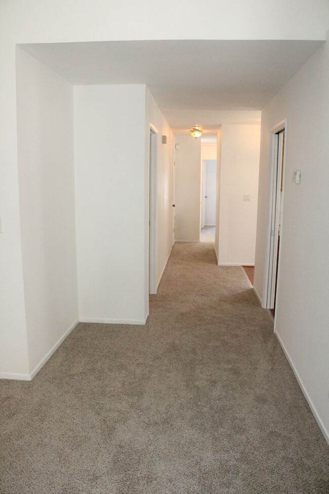 Building Photo - Single Story 3 Bedroom, 2 1/2 Bathroom Tow...