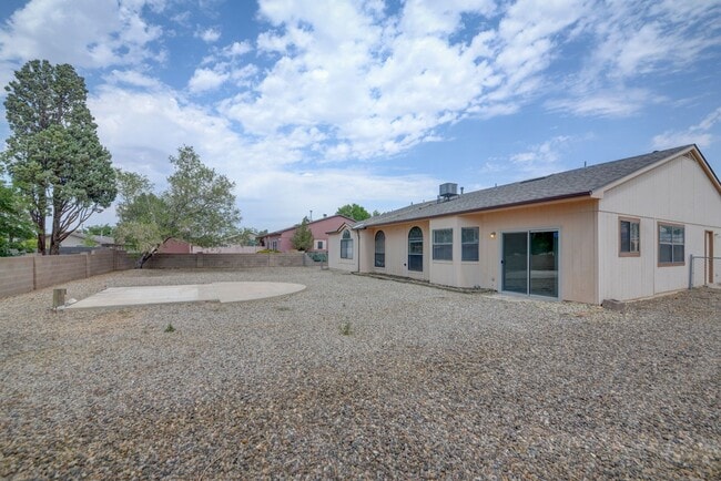 Building Photo - Amazing Three Bedroom in Heart of Rio Rancho!