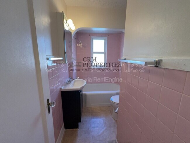 Building Photo - 933 N Linwood Ave