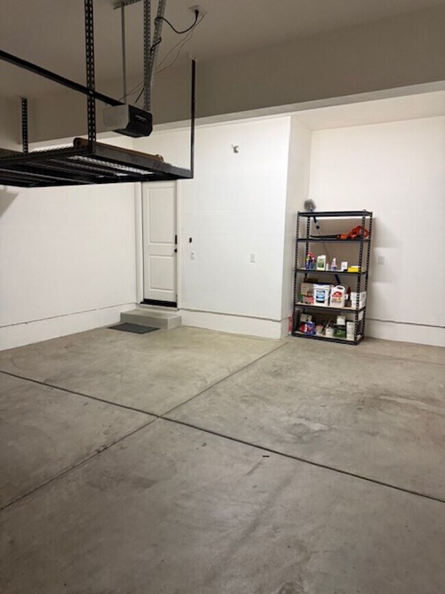 Building Photo - Home located in desirable Entrada Community!