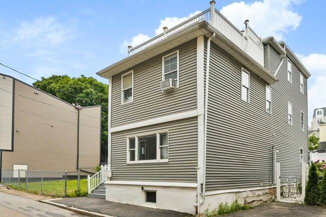 Building Photo - 93 Dresser St