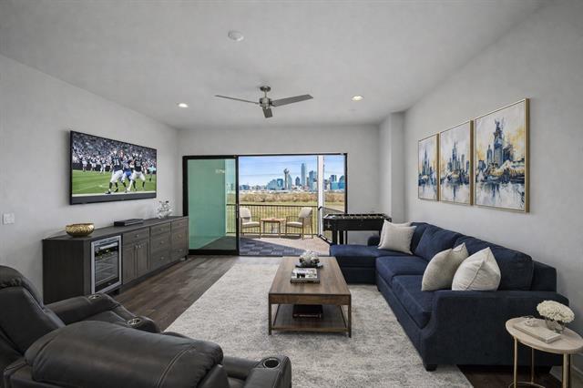 Building Photo - 381 E Greenbriar Ln