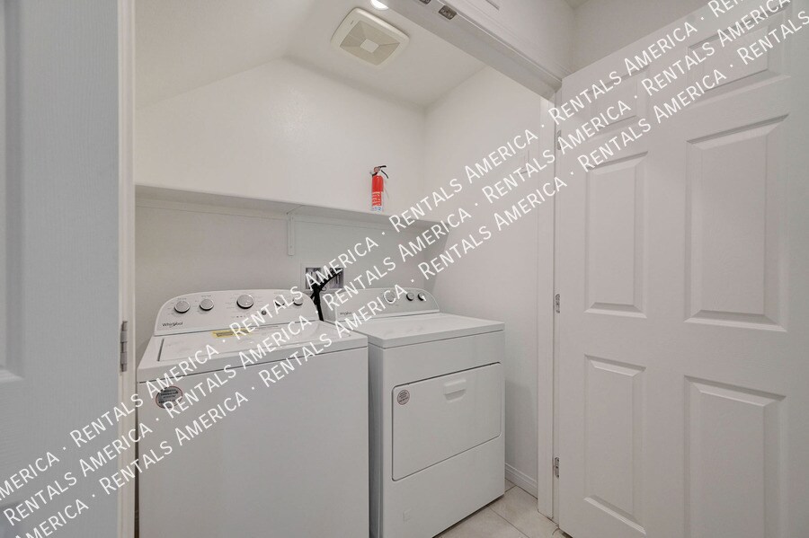 Building Photo - 650 Vetiver Ln