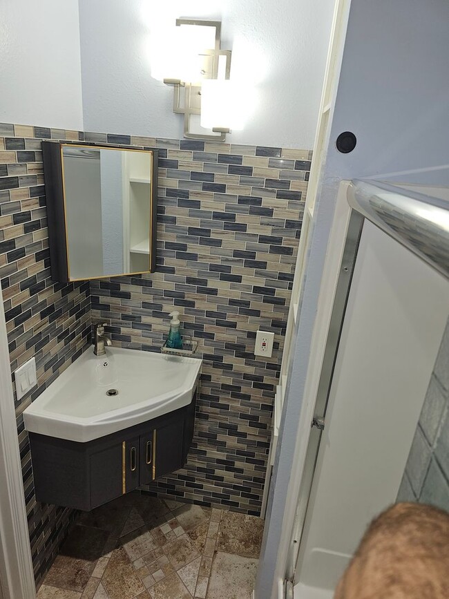 Building Photo - Remodeled 2bedroom 1.5 Bath Townhouse