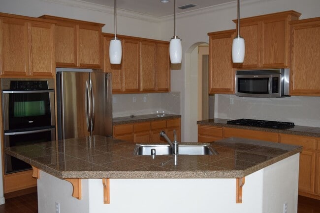 Building Photo - Coming Soon! Spacious Single-Story Home for Lease in Lathrop!