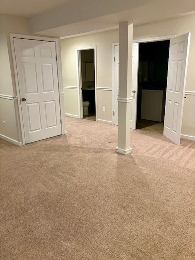 Building Photo - SPACIOUS HOME ON LARGE LOT - 4 BEDS 2.5 BATHS