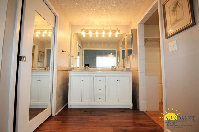 Building Photo - Stunning 4 Bedroom Home in Fort Walton Beach