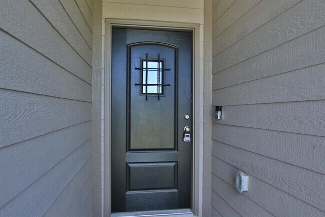 Building Photo - 15818 Dove Holw Dr