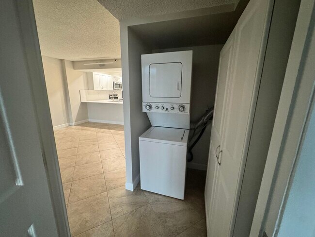 Building Photo - 21 Royal Palm Way
