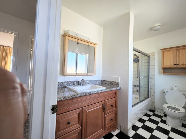 Master bathroom - 4216 Admiralty Ln