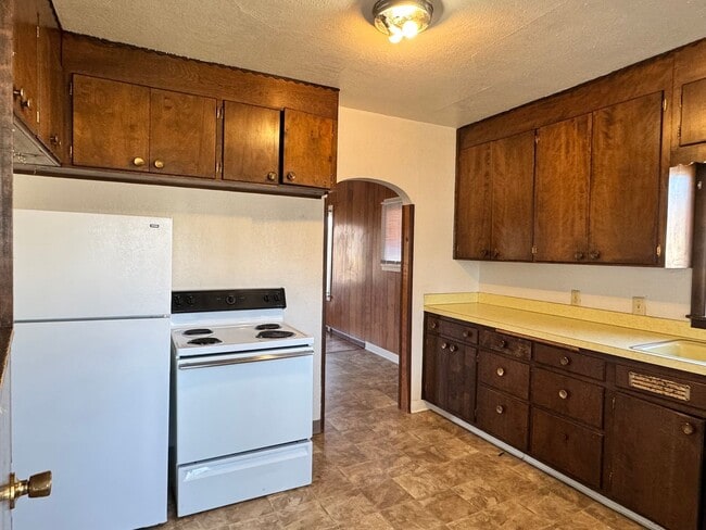 Building Photo - Large 3 br near YVCC