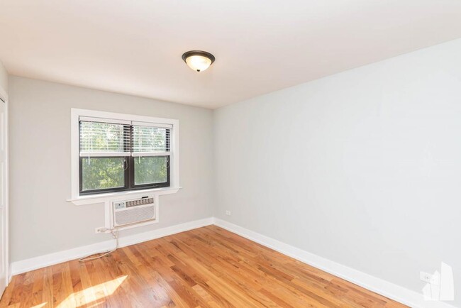 Building Photo - 1 bedroom in Chicago IL 60657