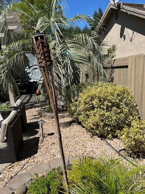 Building Photo - "Spacious 4-Bed, 3-Bath Oasis in Gold Rive...