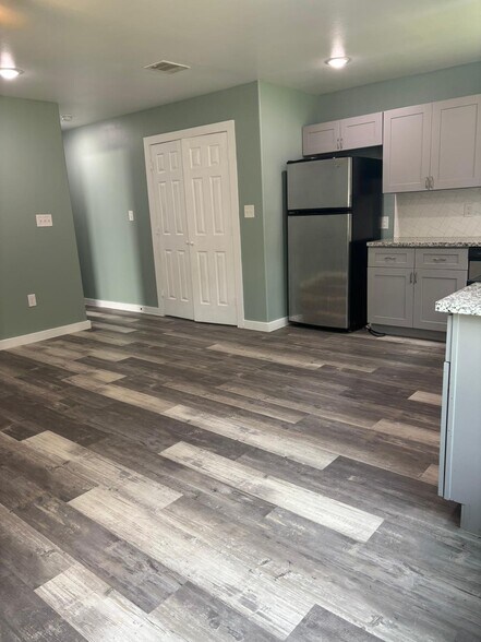 Building Photo - 8220 Crestview Dr