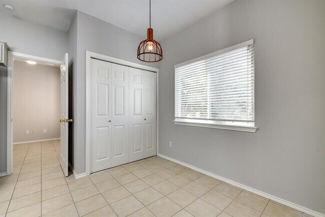 Building Photo - 1504 E 19th St