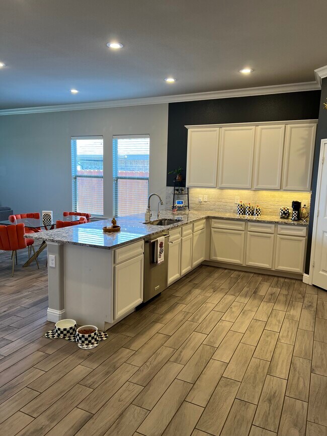 Building Photo - 10301 Valencia Ave