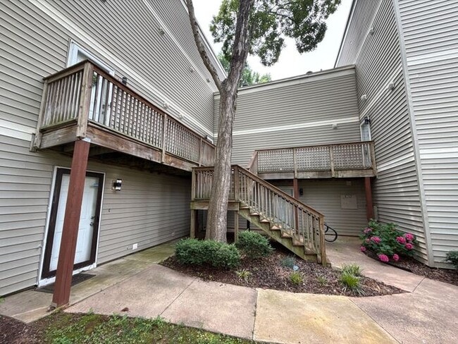 Building Photo - Woodmere Conds - Merry Oaks