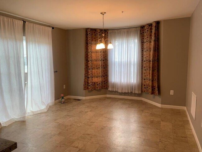 Building Photo - 346 Weatherstone Dr