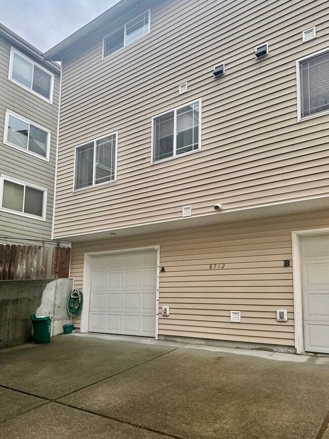 Building Photo - Spacious 2-Bed Townhouse in Seattle’s Greenwood / Phinney Area