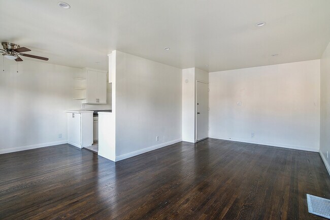 Building Photo - 712 N Ardmore Ave