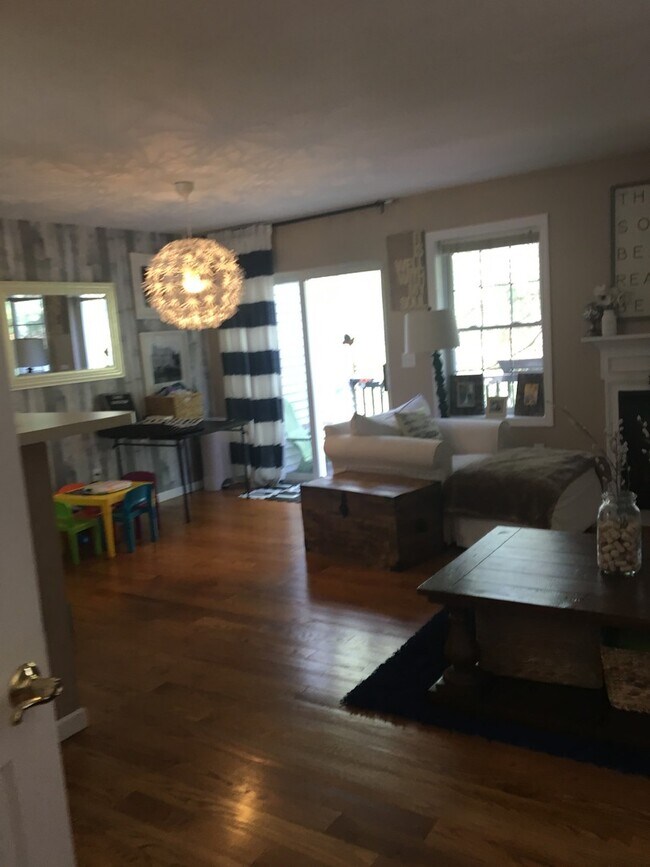 Building Photo - Townhouse!! Country living meets suburban ...
