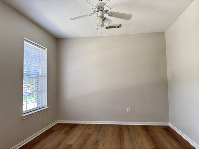 Building Photo - 6926 Hearthside Dr