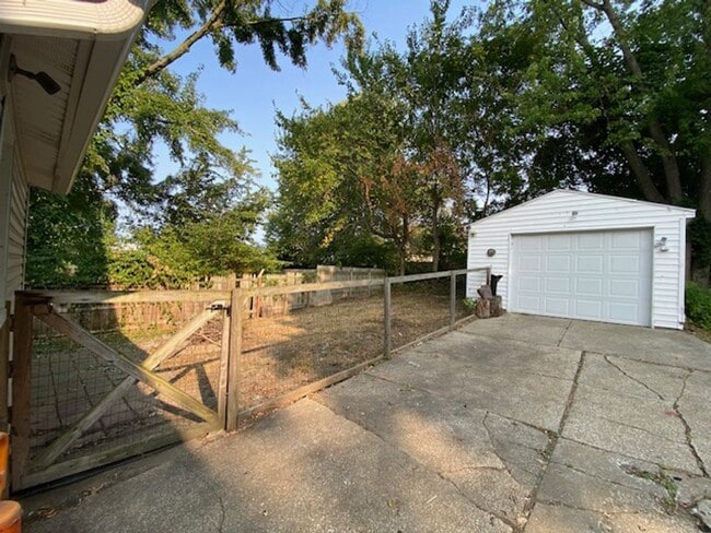 Building Photo - Roomy Goodyear Heights 5-Bed with Finished...