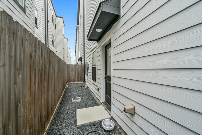 Building Photo - 718 W Donovan St