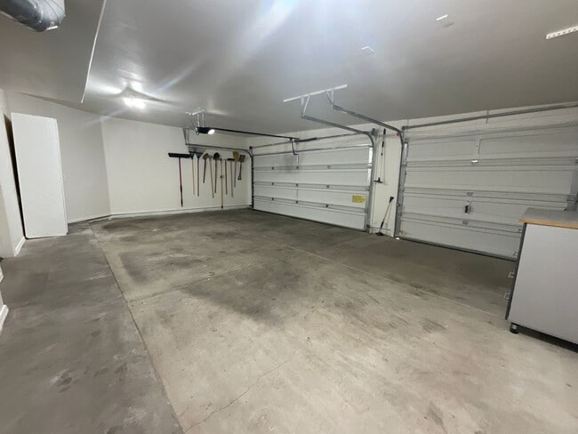 Building Photo - Great northeast location on cul-de-sac, 3 car garage