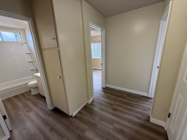 Building Photo - Mid Town Ventura 2 Bedroom 2 Bath Upstairs Corner Unit Apartment