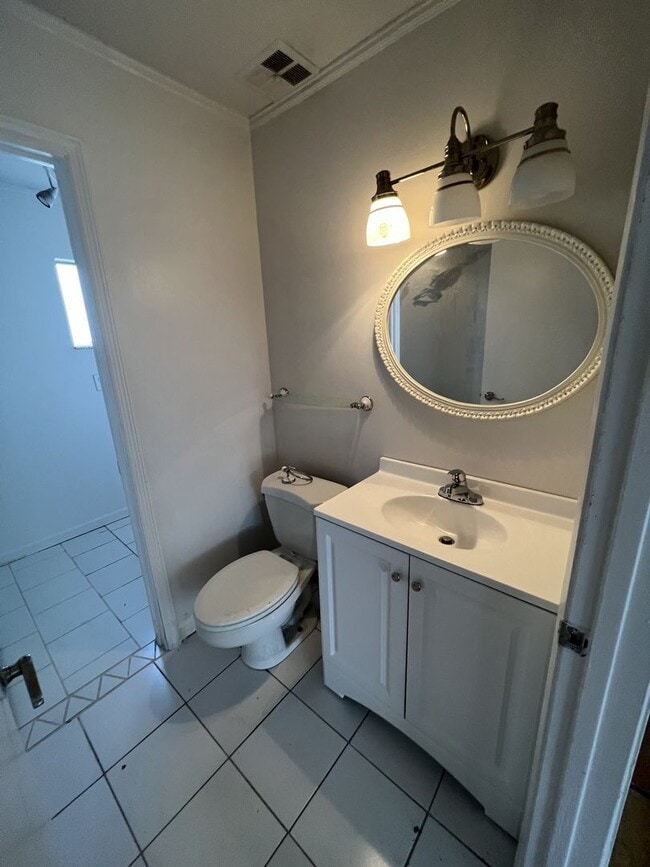 Building Photo - Annual Rental ** Newly Updated 2 Bed / 1.5 Bath Single Family - Tile Floor / Oversized Lanai ** $...