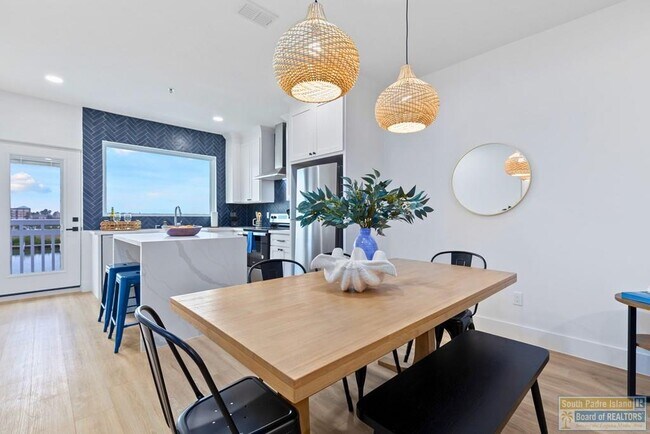 Building Photo - 111 W Sunny Isle Dr