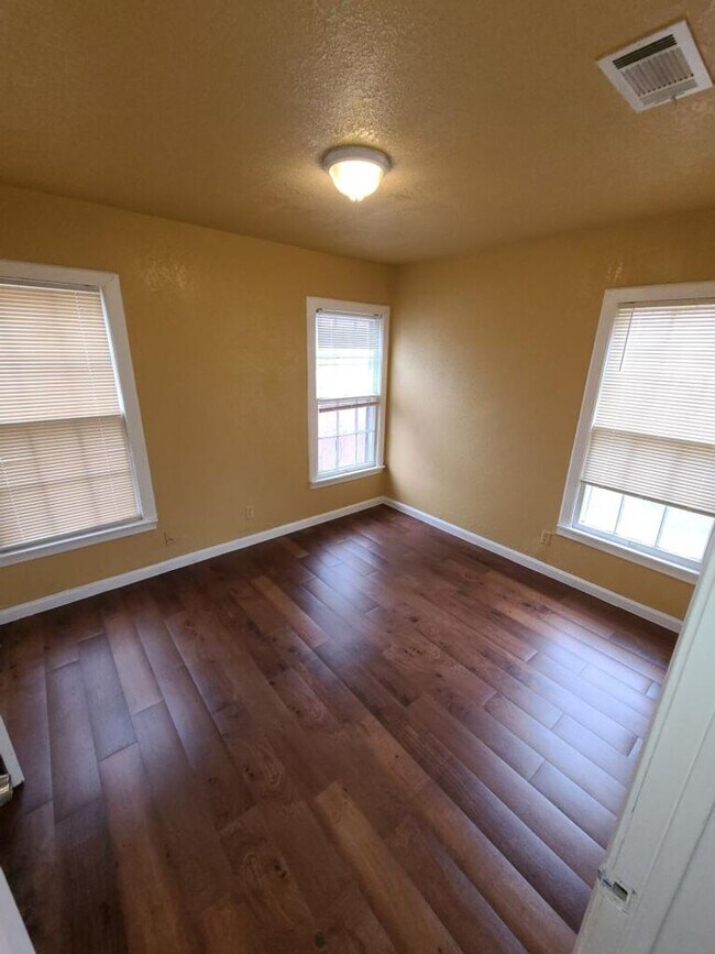 Building Photo - Single Family Home Available 76119