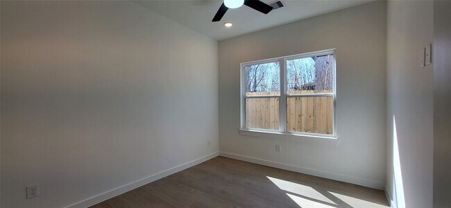 Building Photo - 1033 North Ln