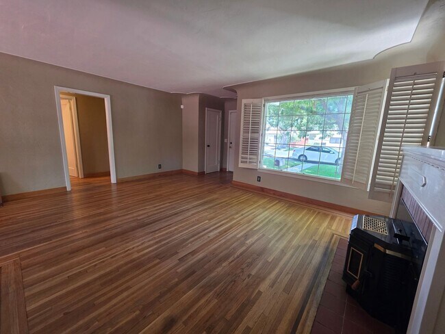 Building Photo - Charming Bungalow in La Loma neighborhood!