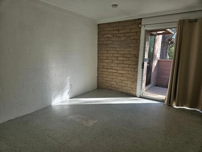 Building Photo - 410 E 9th St