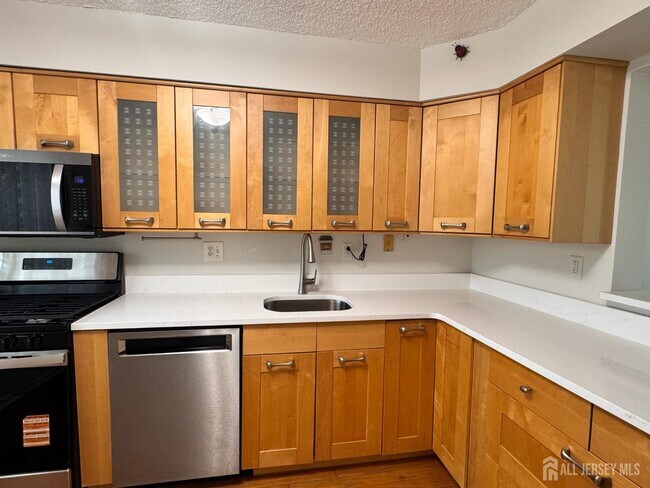 Building Photo - 60 Hampshire Dr