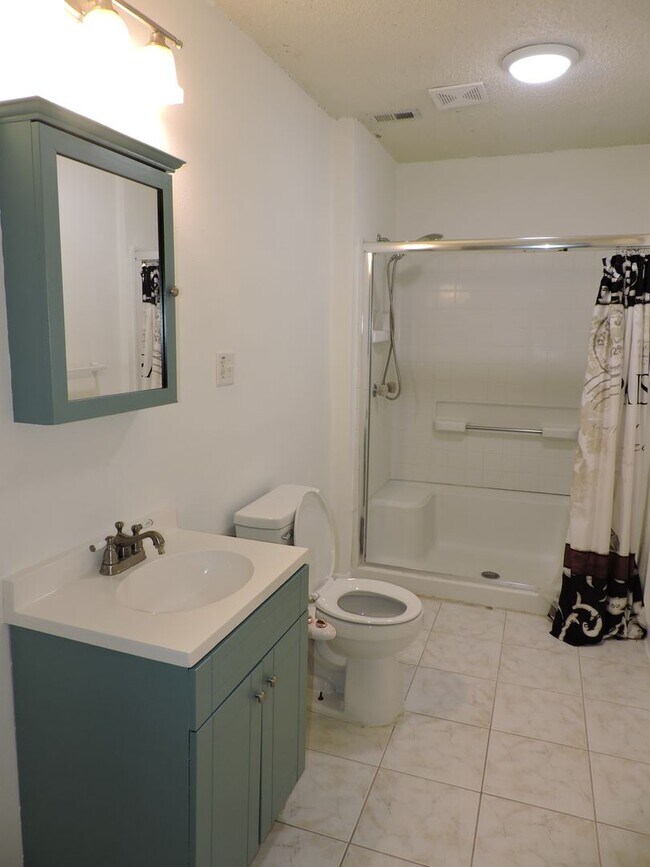 Building Photo - Convenient location!