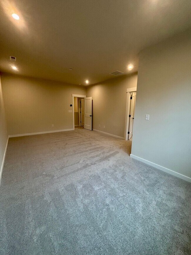 Building Photo - Beautiful, New Construction Townhouse in G...