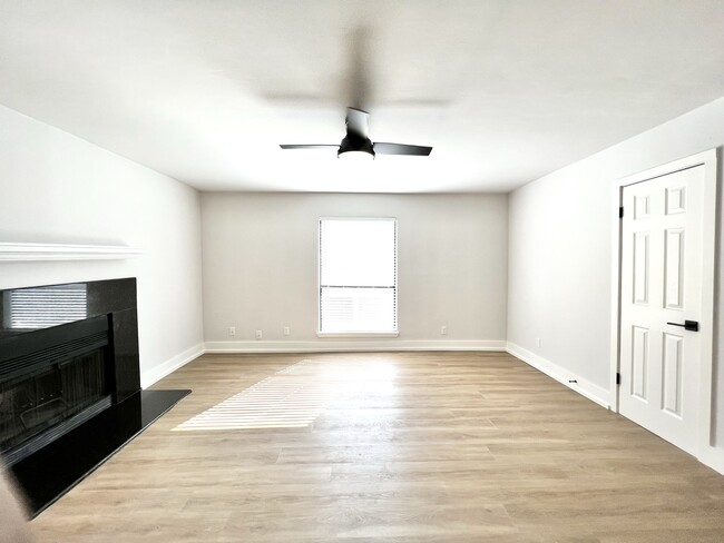 Building Photo - 3022 Forest Ln