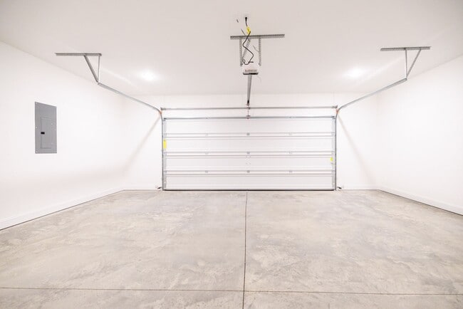 Building Photo - ONE-MONTH FREE RENT Move-Incentitive!!! Ne...