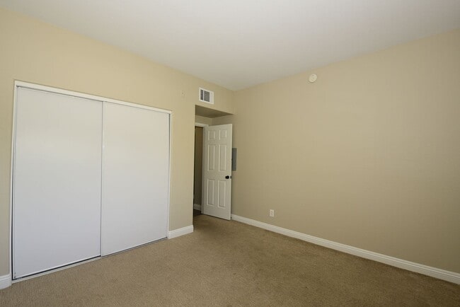 Building Photo - Live In The Heart Of Summerlin 2 Bed 2 Bat...