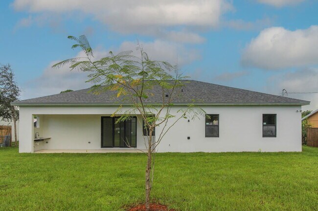 Building Photo - 1143 SW Estaugh Ave