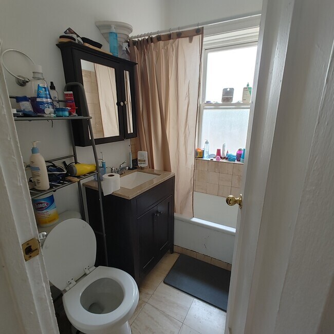 Building Photo - 852 1/2 W Agatite Ave