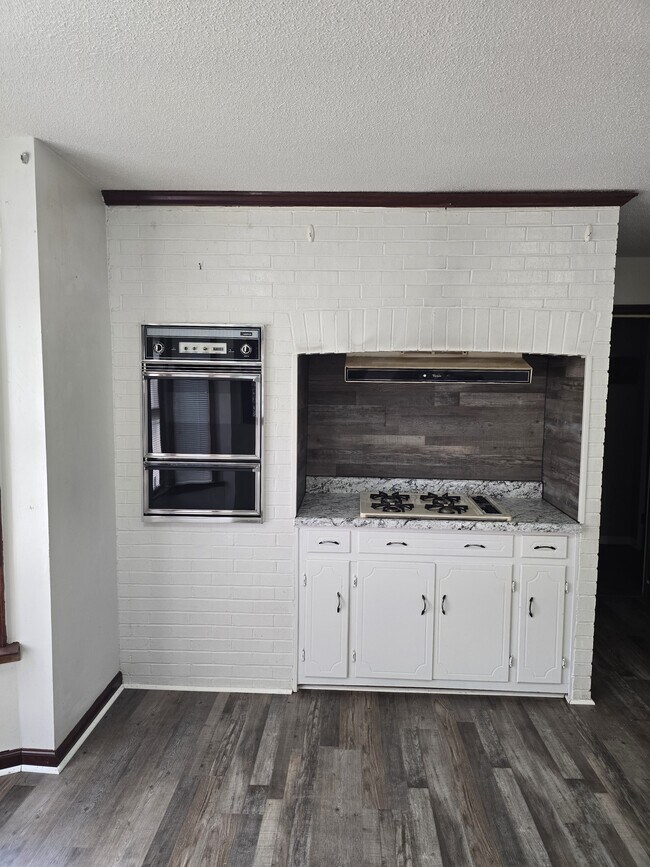 Building Photo - 401 Pecan St