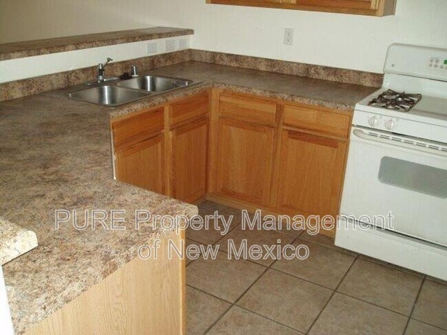 Building Photo - 6800 Vista Del Norte Dr NE