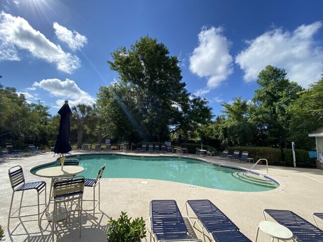 Building Photo - 5650 Barefoot Resort Bridge Rd