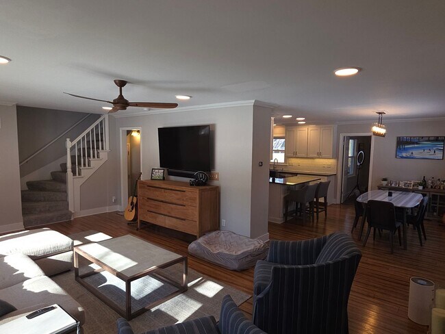 Building Photo - Updated 3-Bedroom Single- Family Home in Fox Point