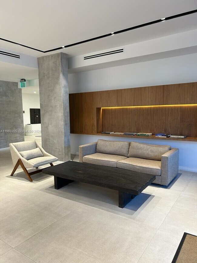 Building Photo - 13800 Highland Dr